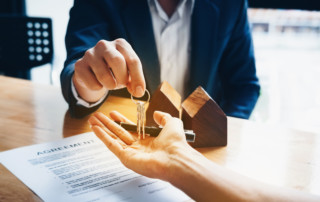 Real estate agents agree to buy a home and give keys to clients at their agency's offices. Concept agreement